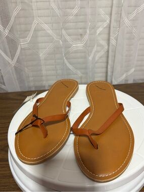 GAP Size 8 Cognac flip flop style sandal. NWT